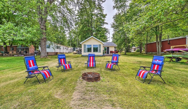 Kayaks & Grill: Pet-Friendly Mecosta Cottage!