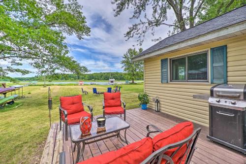Kayaks & Grill: Pet-Friendly Mecosta Cottage!