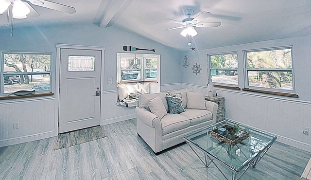 Kayaks, walking to the lake, private gated community.