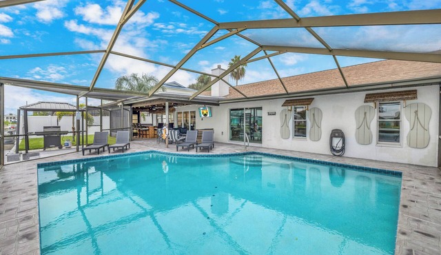 Kayaks/Waterfront/4 bedrooms/Heated pool