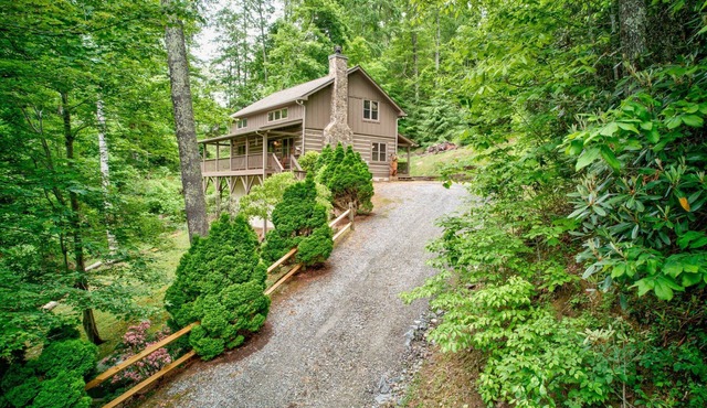 Kaylee's Kabin is a 2BR 2B log cabin located in Valle Crucis. Peaceful, private and pet friendly