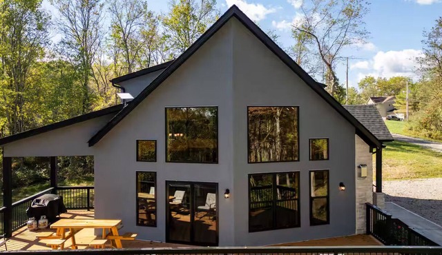 Kay’s Bear Cave-Hot Tub-Sleeps 16-Close to Old Man's Cave and So Much More!