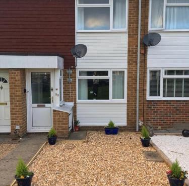 KB99 Comfy 2 Bedroom House in Horsham, pets very welcome with easy links to London and Gatwick