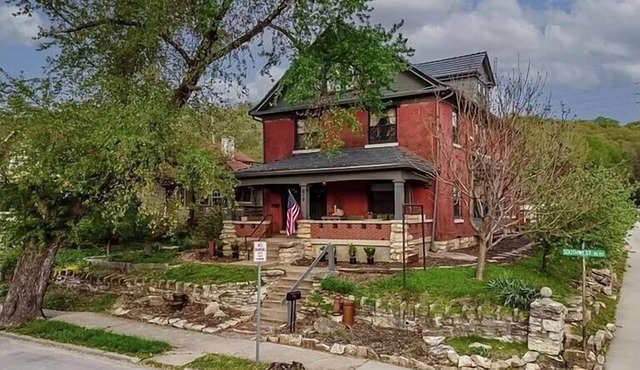 KC Blvd Heights: Spacious 7BR Home, Central Locale