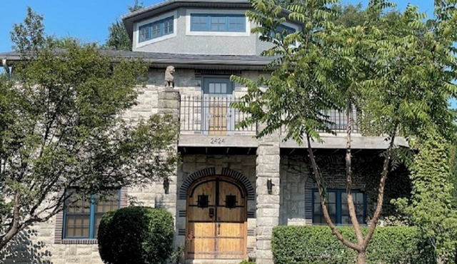 KC Castle DOWNTOWN, 75" TV, 5 STAR, Best FAM home, BEST LOCATION, 20% off 7nts