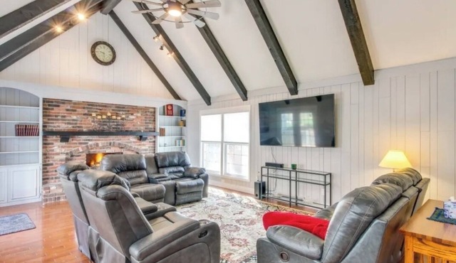 KC Chalet in Lenexa & Overland Park Area. Private covered garage and driveway.