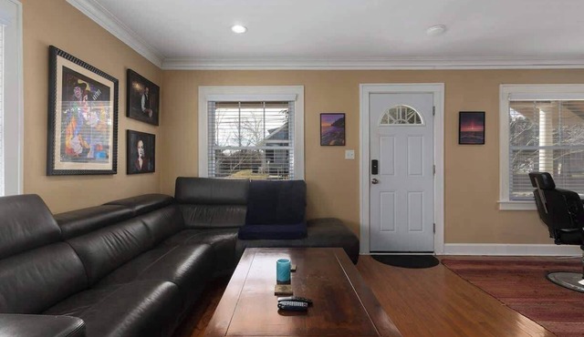KC Home: 5 Beds, Deck, BBQ & Pet Friendly.
