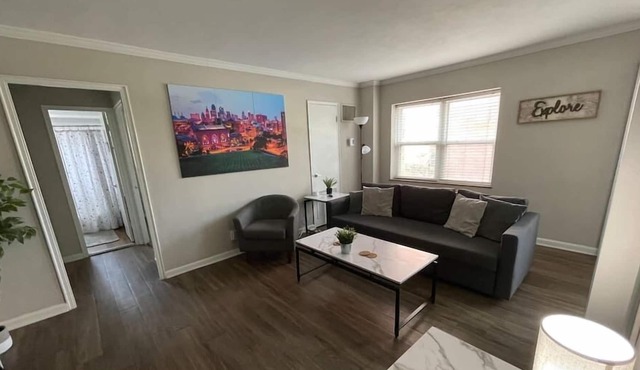 KC Plaza 1 blk One Bedroom with Gym/Pool/Parking