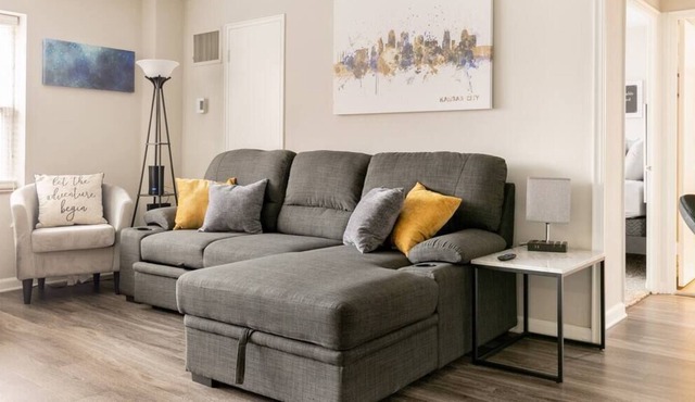 KC Plaza One Bedroom with Gym/Pool/Parking