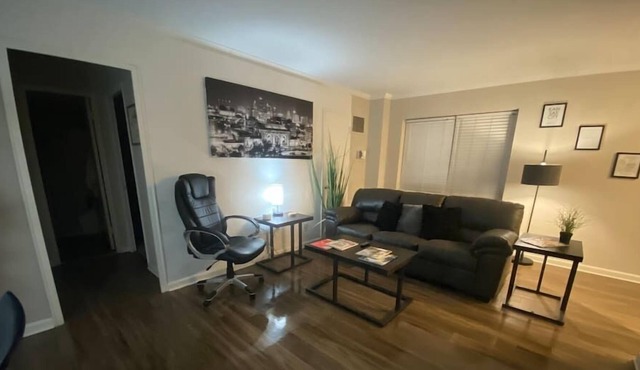 KC Plaza One Bedroom with Gym/Pool/Parking