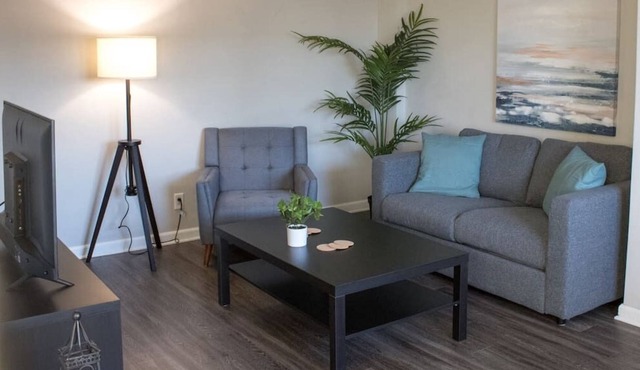 KC Plaza One Bedroom Gym/Parking/Pool