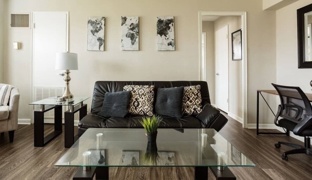 KC Plaza Unit One Bedroom with Gym Pool Parking