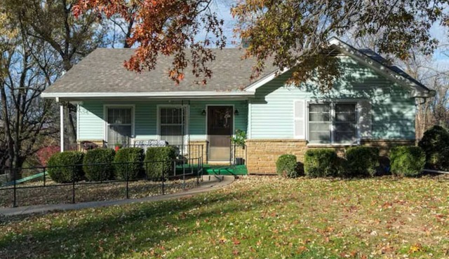 KC's Stadium B&B -Walk to World Cup, Royals, Chiefs Secure parking, Fenced, Pets