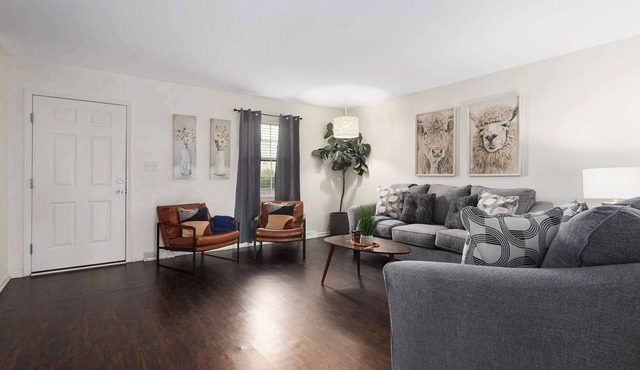 KC Townhome : Sleeps 10, 4BR & mins to Stadium