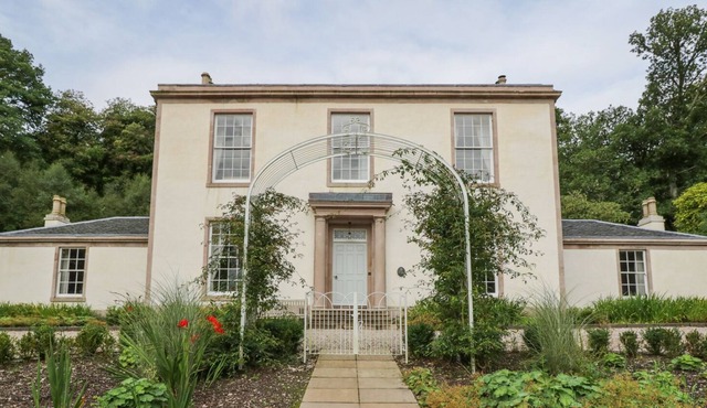 KEAN'S COTTAGE, pet friendly in Rothesay, Isle Of Bute