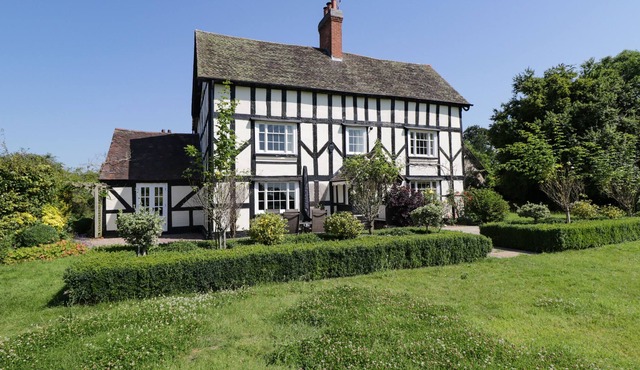 KEDGES FARMHOUSE, family friendly in St John's, Worcester