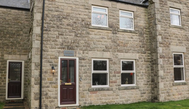 KEDLESTON, family friendly, character holiday cottage in Two Dales