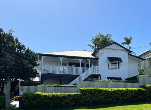 Keep COMFY and AVOID the Inner city fuss w Prime location 10 min to CBD Hospitals and 15 min toAirport with free parking