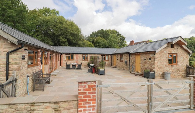 KEEPERS BARN, pet friendly, character holiday cottage in Bromyard