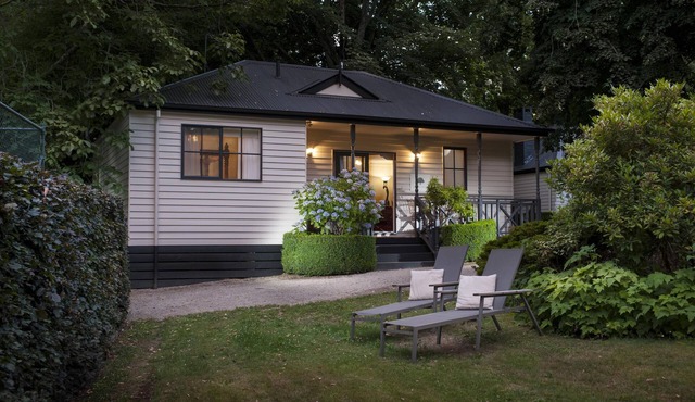 Keepers Cottage At Moulton Park Estate - Nestled amongst an extensive English inspired garden at the original Moulton Park Estate.