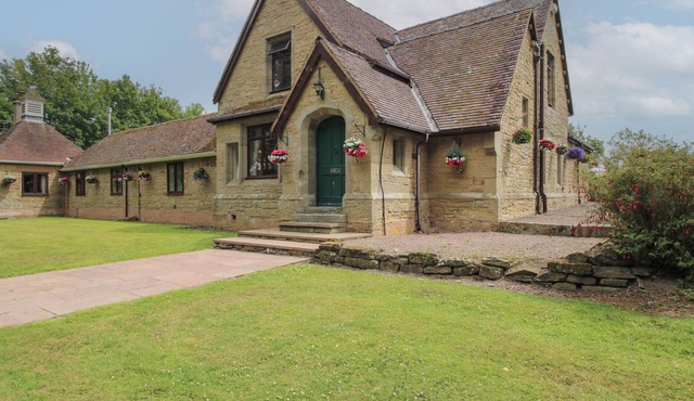 KEEPERS COTTAGE, family friendly, with a garden in Shobdon