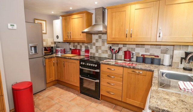 KEEPERS COTTAGE, family friendly, with a garden in Leintwardine