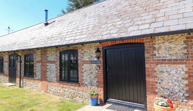 KEEPERS COTTAGE, pet friendly in Winterborne Stickland
