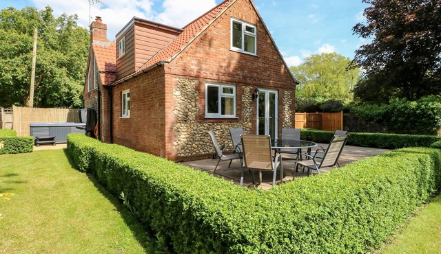 KEEPERS COTTAGE, pet friendly, character holiday cottage in Dereham
