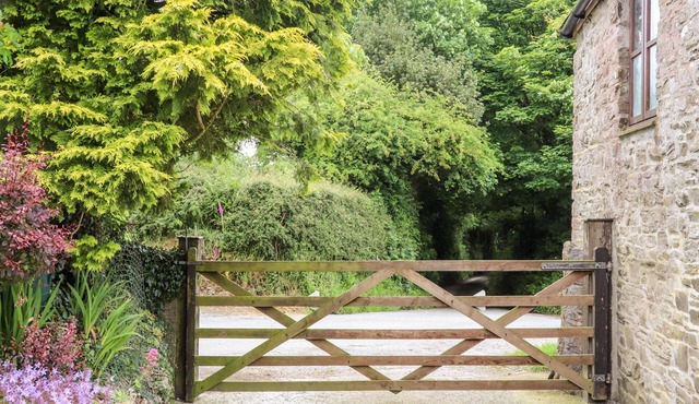 KEEPERS COTTAGE, pet friendly, character holiday cottage in Liskeard