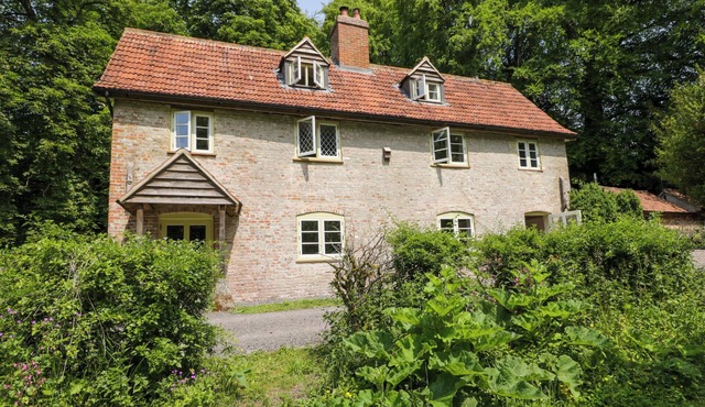 KEEPERS COTTAGE, pet friendly, character holiday cottage in Devizes