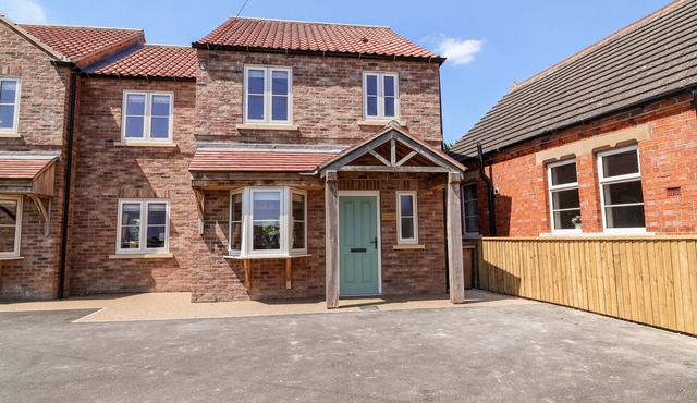 KEEPERS COTTAGE, pet friendly, with a garden in Wilberfoss