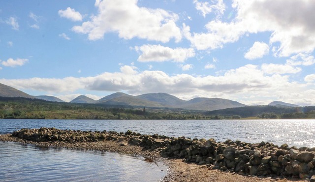 KEEPER’S COTTAGE, pet friendly, with open fire in Fort Augustus