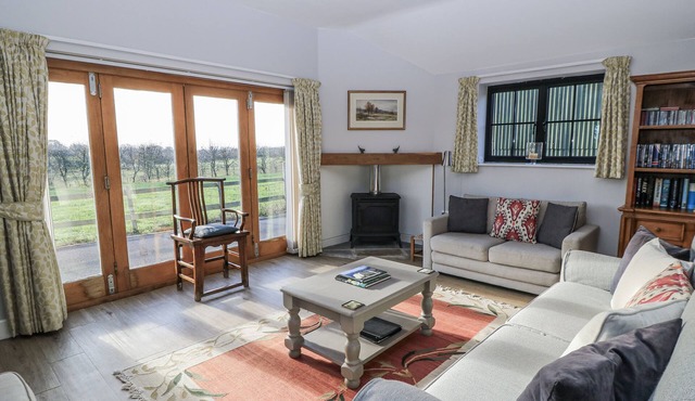 KEEPERS COTTAGE, pet friendly, with a garden in West Knoyle