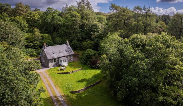 Keepers Cottage - sleeps 6 guests in 3 bedrooms