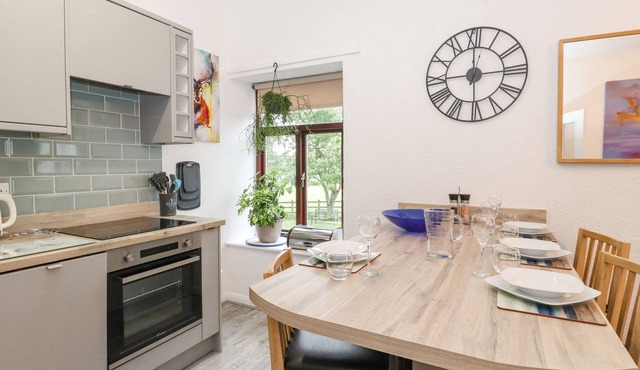 KEEPERS LODGE, pet friendly, with a garden in Arnside