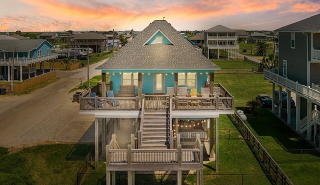 Keepin' It Reel -Beachfront - Hot Tub - Fenced Yard