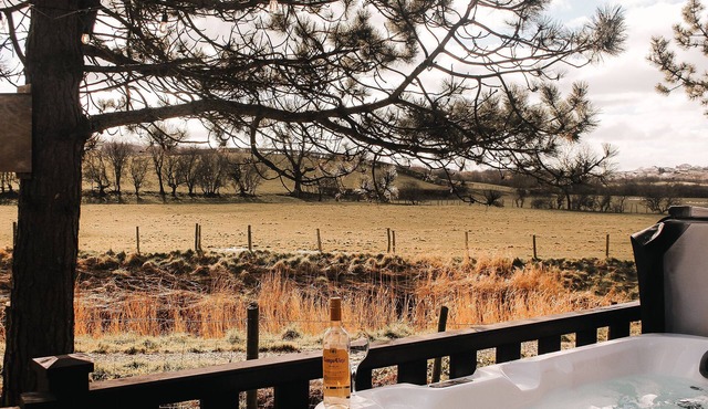 Keer Side Lodge, Luxury Lodge With Private hot tub at Pine Lake Resort