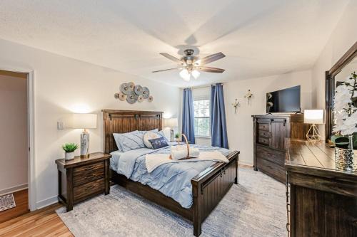 Kelbrook Cottage! Your Chic Woodline Getaway!