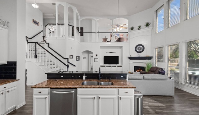 Keller’s Crown - Huge House Near Stadiums - Hot Tub & Pool Table