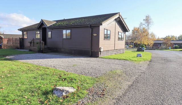 KELLET LODGE (LAKESIDE 26), pet friendly, with pool in Carnforth
