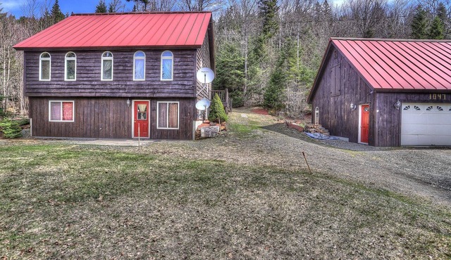 Kelley - Gorgeous home tucked into the woods, just off the road, near Beaver Mountain Lake