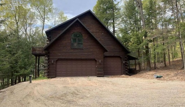 Kelly Lake HideAway-private, lake views, ATV trailnSleeps 8- 4 Beds- 1 Bathroom