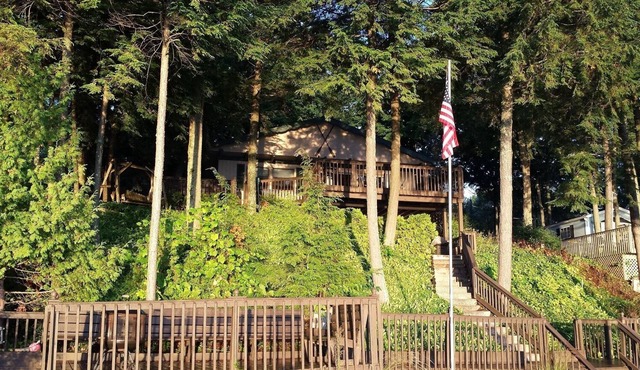 Kelly Lake, Lakefront Rental Cottage
