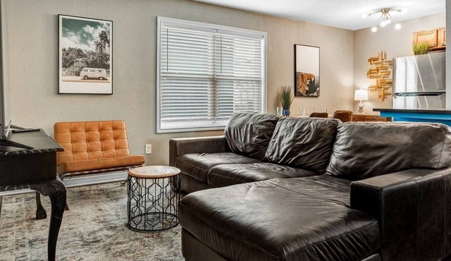 Kelly's Cove: 1st Flr 2 Bdrm-Walk to A&M-King Beds