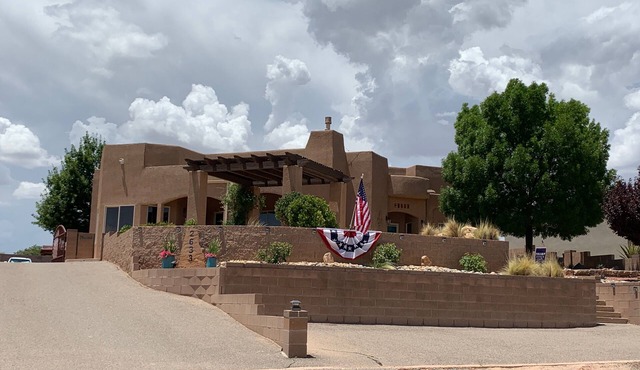 Kelly’s Casita with gated off road parking. Private, quiet, clean, comfortable.