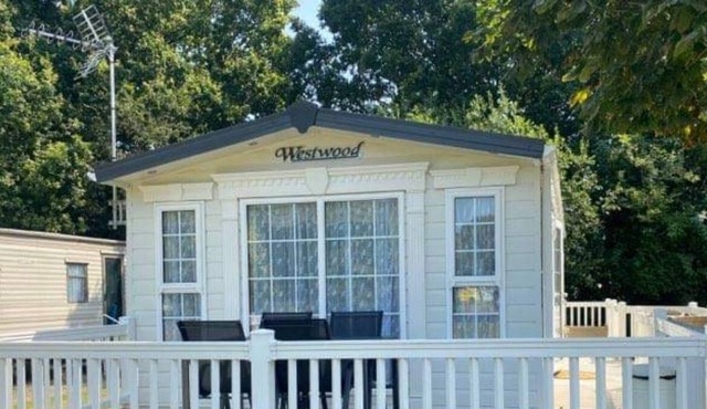 Kellysholidayhomes, Spacious 2 bedroom Caravan, surrounded by nature