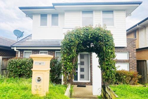 Kellyville 5Br Near park and shopping mall