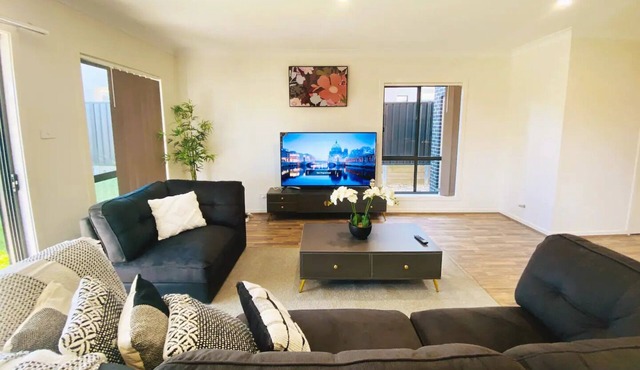 Kellyville Adorable 5 Br Home near Parks & Shops