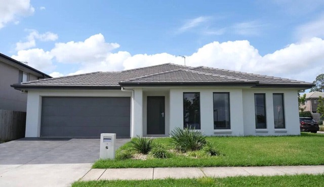 Kellyville Modern & Stylish House for family &work