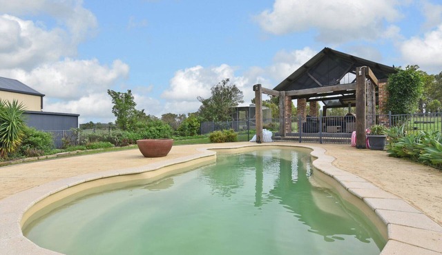 Kelman Cottage - tucked away with pool + views + native wildlife